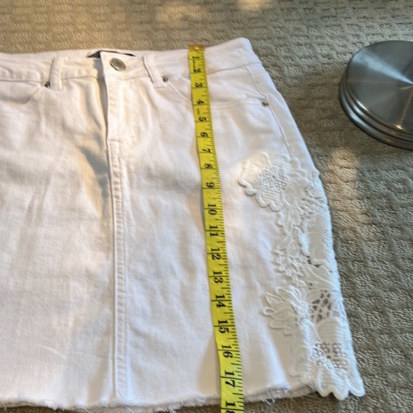 White Denim jean skirt with cotton floral appliqué on sides - Small - Picture 6 of 7